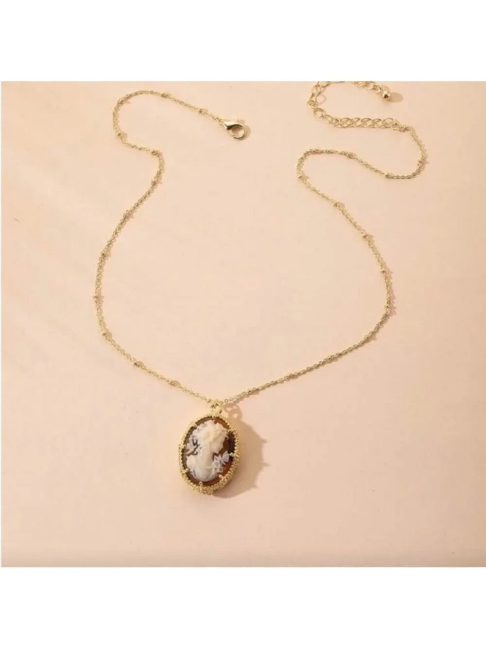 New! Gold Cameo Pendant Necklace (1018) NWOT